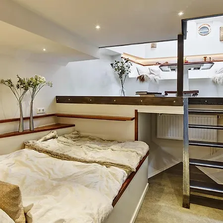 A304 Romantic Seaship In Center