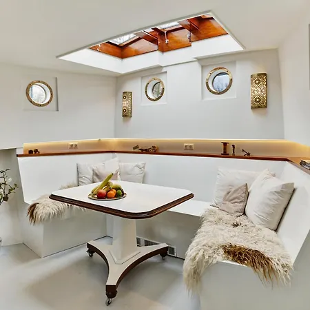 A304 Romantic Seaship In Center Botel *