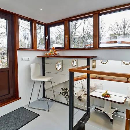 A304 Romantic Seaship In Center Botel *