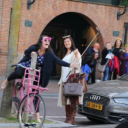 A304 Romantic Seaship In Center Botel *