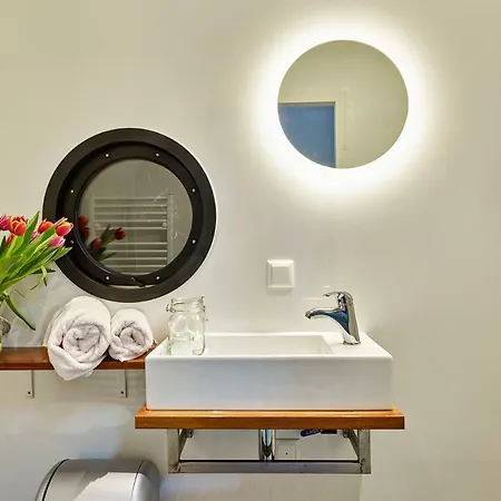 A304 Romantic Seaship In Center Båthotell *