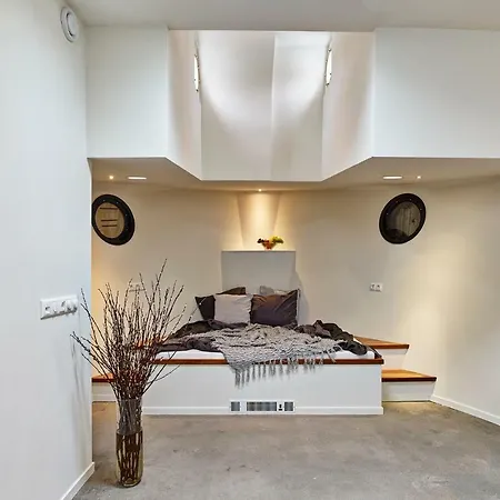 A304 Romantic Seaship In Center Botel *