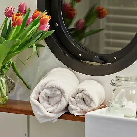 A304 Romantic Seaship In Center Båthotell