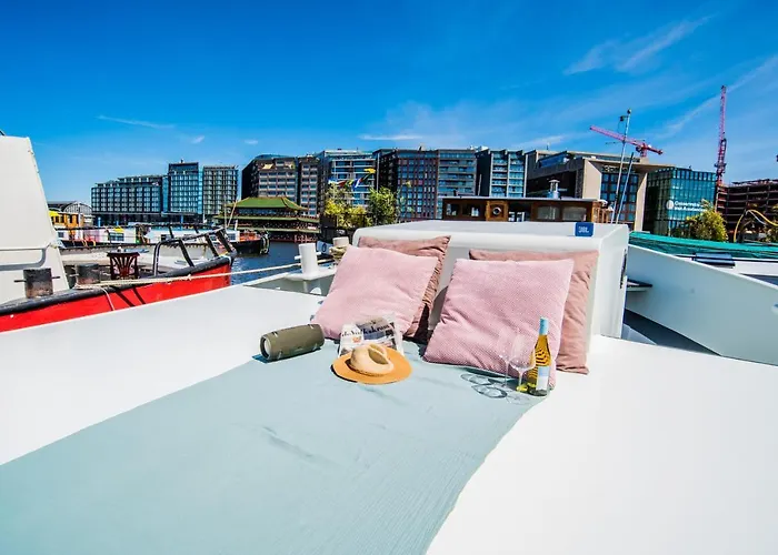 A304 Romantic Seaship In Center بوتيل *