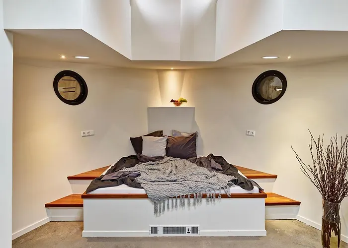 A304 Romantic Seaship In Center * أمستردام