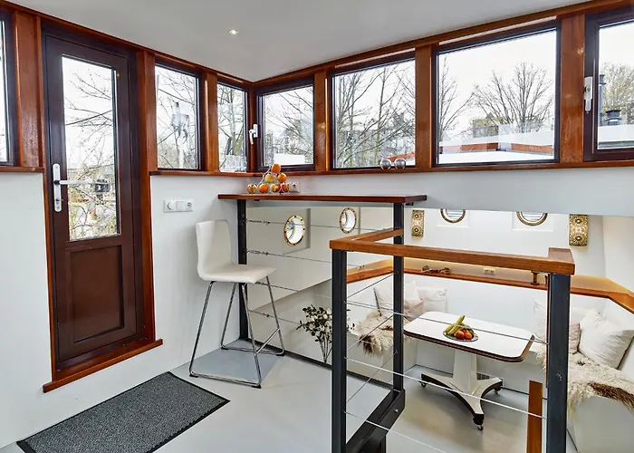 A304 Romantic Seaship In Center بوتيل *