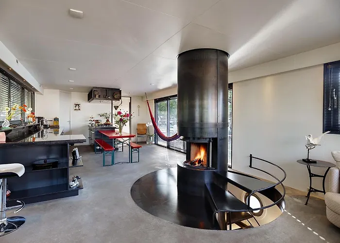 A304 Romantic Seaship In Center بوتيل