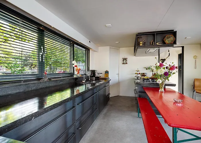 بوتيل A304 Romantic Seaship In Center