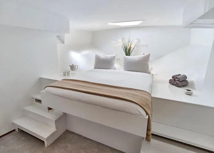 A304 Romantic Seaship In Center * أمستردام