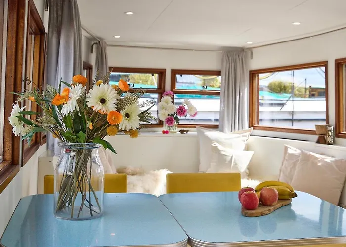 بوتيل A304 Romantic Seaship In Center