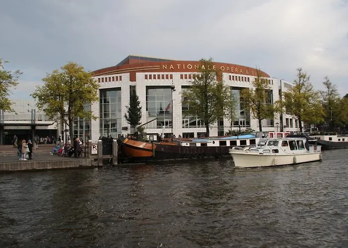 A304 Romantic Seaship In Center * أمستردام