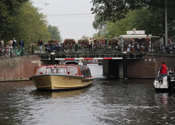 بوتيل A304 Romantic Seaship In Center