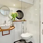 A304 Romantic Seaship In Center Bådhotel *