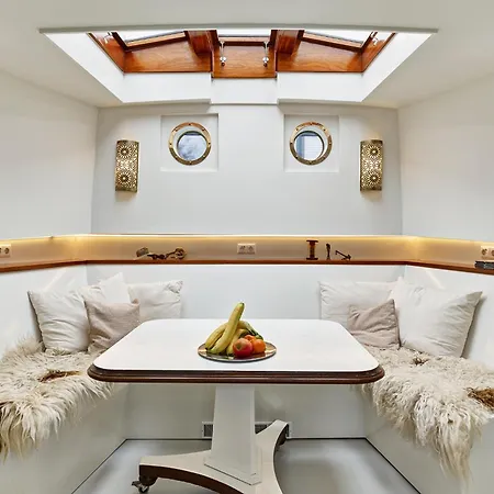 A304 Romantic Seaship In Center * Амстердам
