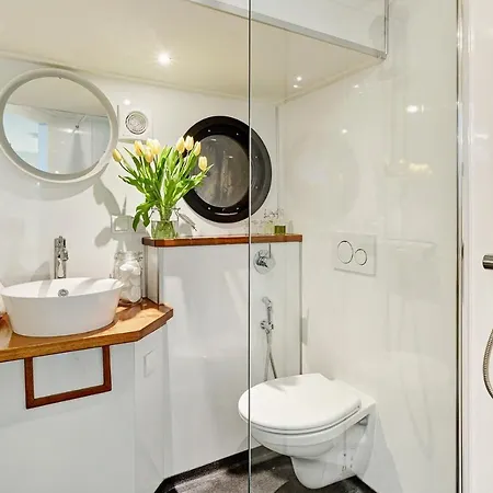 A304 Romantic Seaship In Center Bådhotel *